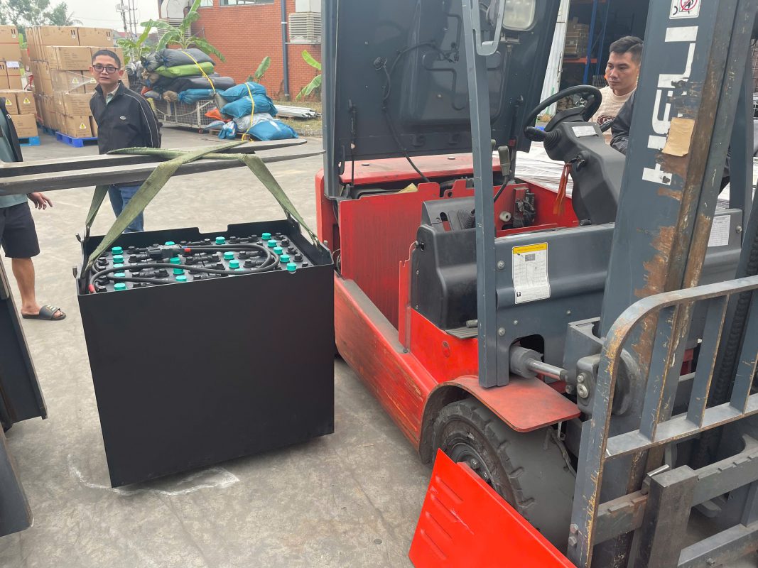 Bàn Giao Bình Ắc Quy MIDAC 5MDL125 Cho Xe Nâng Heli CPD25