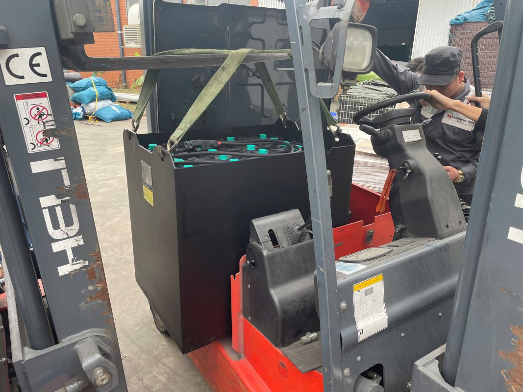 Bàn Giao Bình Ắc Quy MIDAC 5MDL125 Cho Xe Nâng Heli CPD25