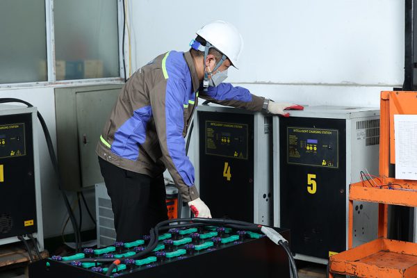 Lưu Ý Khi Sử Dụng Ắc Quy Axit Chì Cho Xe Nâng Điện