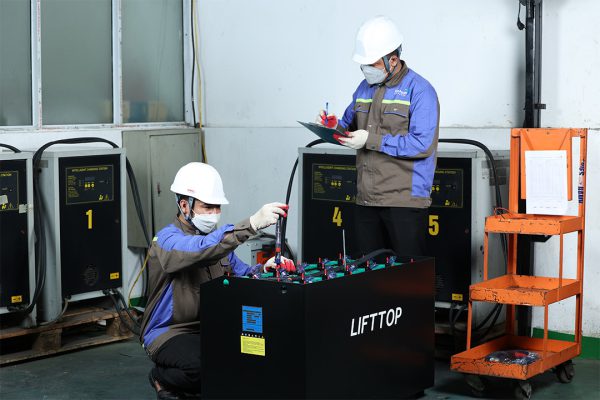 Bổ Sung Nước Cất Định Kỳ Cho Ắc Quy Axit Chì