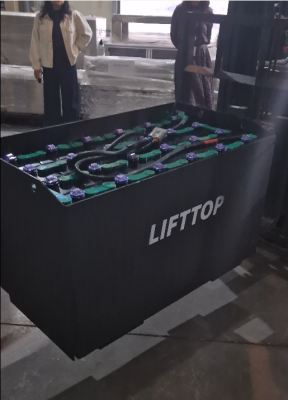 Lắp Đặt Bình Ắc Quy Xe Nâng LIFTTOP VTFL6 Cho Xe Nâng Komatsu FB15-12 Tại Vĩnh Phúc